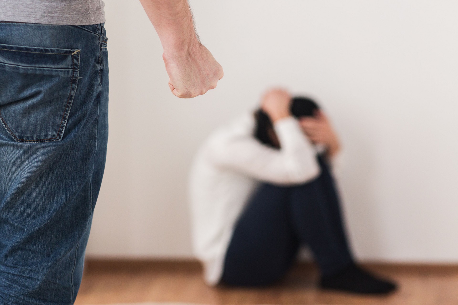 Mulher acerta o marido com soco inglês para se livrar de agressão