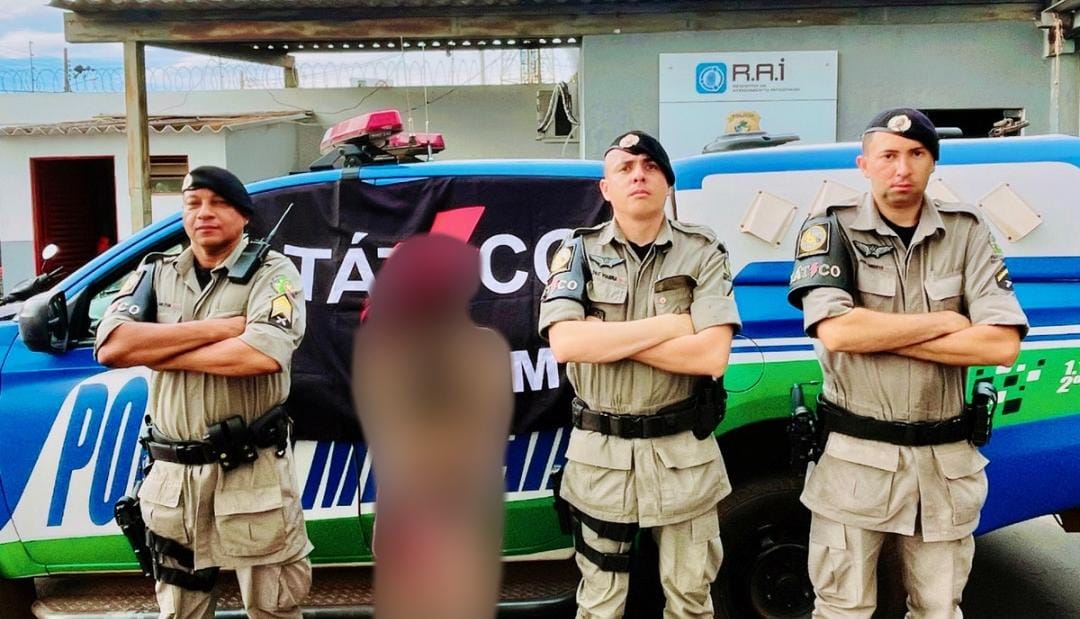 Mulher denuncia companheiro por ameaçá-la, mas também é detida por ter mandado de prisão em aberto