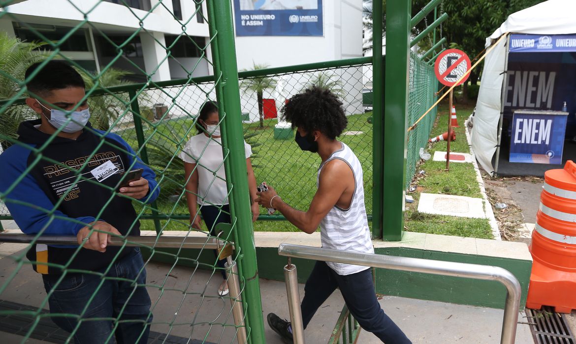 Número de notas máximas na redação do Enem 2021 é menor que a edição de 2020