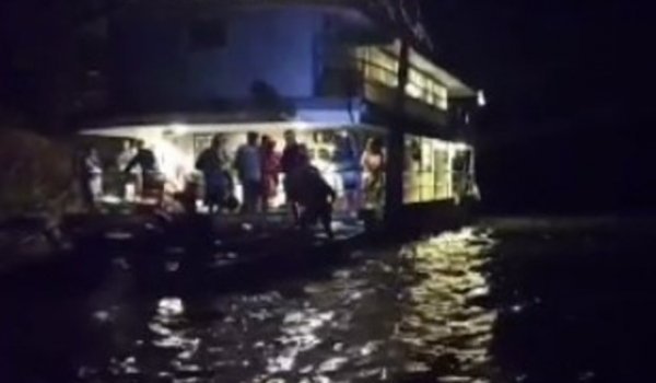 Embarcação encalha à noite no rio Araguaia e bombeiros resgatam 33 pessoas   