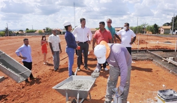 Agehab vistoria obras de construção das casas a custo zero em Rio Verde