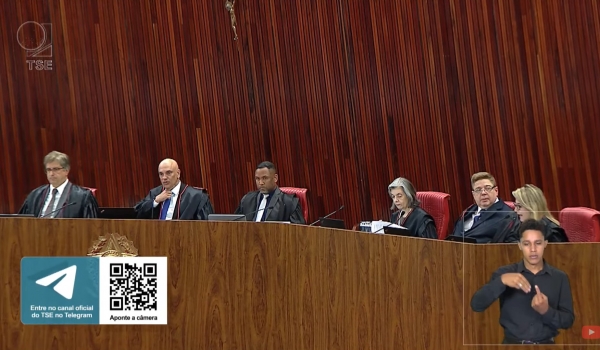 Gesto do presidente do TSE flagrado ao vivo em plenária viraliza na internet