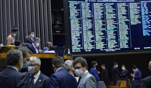 PEC dos Precatórios é aprovada em 2º turno na Câmara e segue para o Senado com validade
