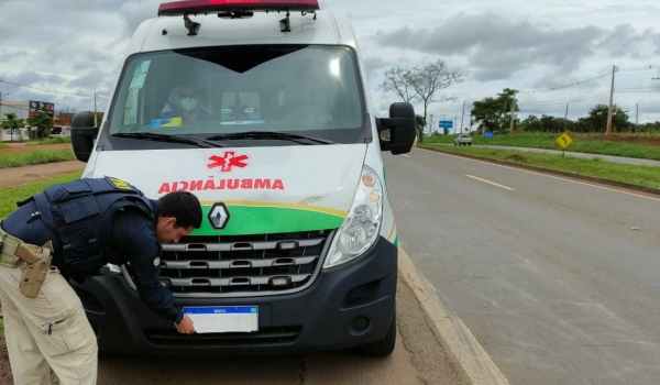 Ambulância é flagrada pela PRF com placas encobertas na BR-060