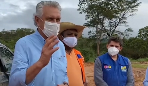 Caiado com comitiva leva comida e medicamentos a moradores ilhados 