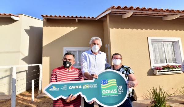 Caiado sanciona lei do Programa Pra Ter Onde Morar que dá direito à moradia a 30 mil famílias