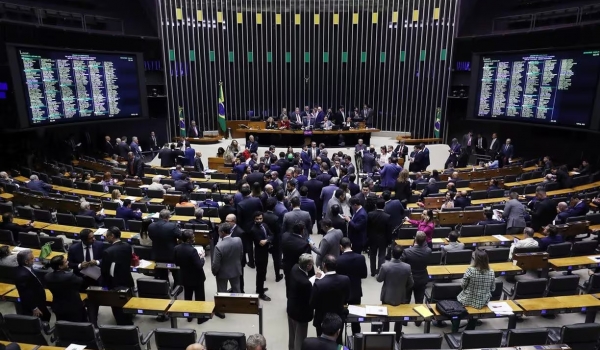 Projeto de Lei conhecido como PL da Censura tem urgência aprovada na Câmara, mas deve ser votada apenas na semana que vem