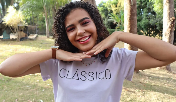 Após morte de estudante por superdosagem, secretária de saúde é flagrada alterando receitas