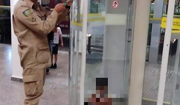 Criança fica presa em porta giratória de agência bancária no Sudoeste goiano