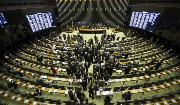 Emenda que eleva para 70 anos a idade limite para nomeação de membros dos tribunais superiores é promulgada pelo Congresso