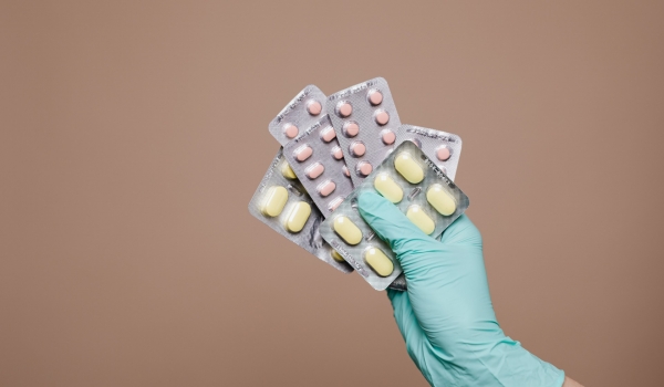 Estudo mostra que medicamento da AstraZeneca pode neutralizar subvariantes da Ômicron