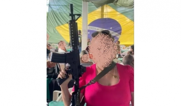 Diretora de Escola Estadual de Jataí é investigada após ser fotografada com suposto fuzil em Goiânia