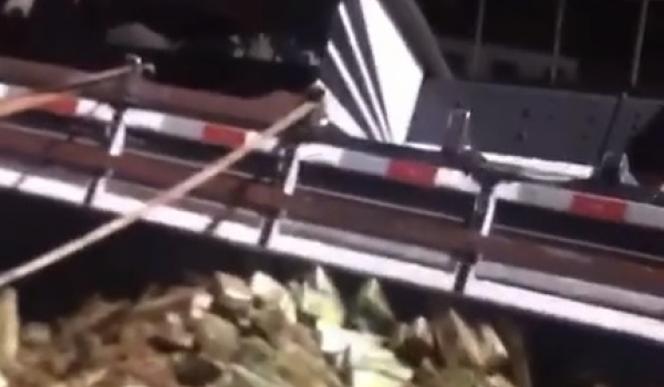 Coluna Wanderson Fly: CAMINHÃO TOMBA EM FRENTE A BATALHA DA PM E ESPALHA MACONHA PELA PISTA