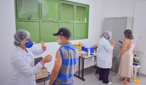 Governo libera R$ 1,4 bilhão para compra de 100 milhões de doses de vacinas contra Covid-19