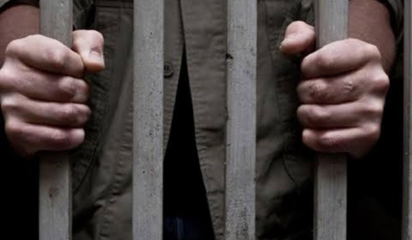 Homem é detido pela PM suspeito de furtar residência em Rio Verde