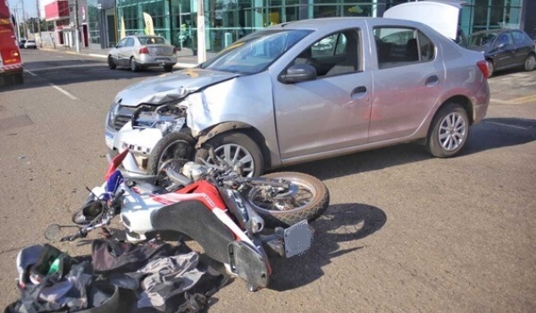 Homem embriagado bate em motos paradas no sinaleiro em Rio Verde