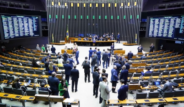 Câmara aprova MP que altera regras do auxílio-alimentação e regulamenta o teletrabalho