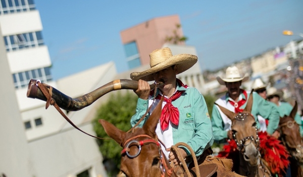 Coluna Bento Junior: TRADIÇÃO  DESFILE DE CAVALEIROS INICIA A SEMANA DA EXPO RIO VERDE
