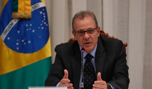 Ministro de Minas e Energia alega que preço do combustível subirá ainda mais 